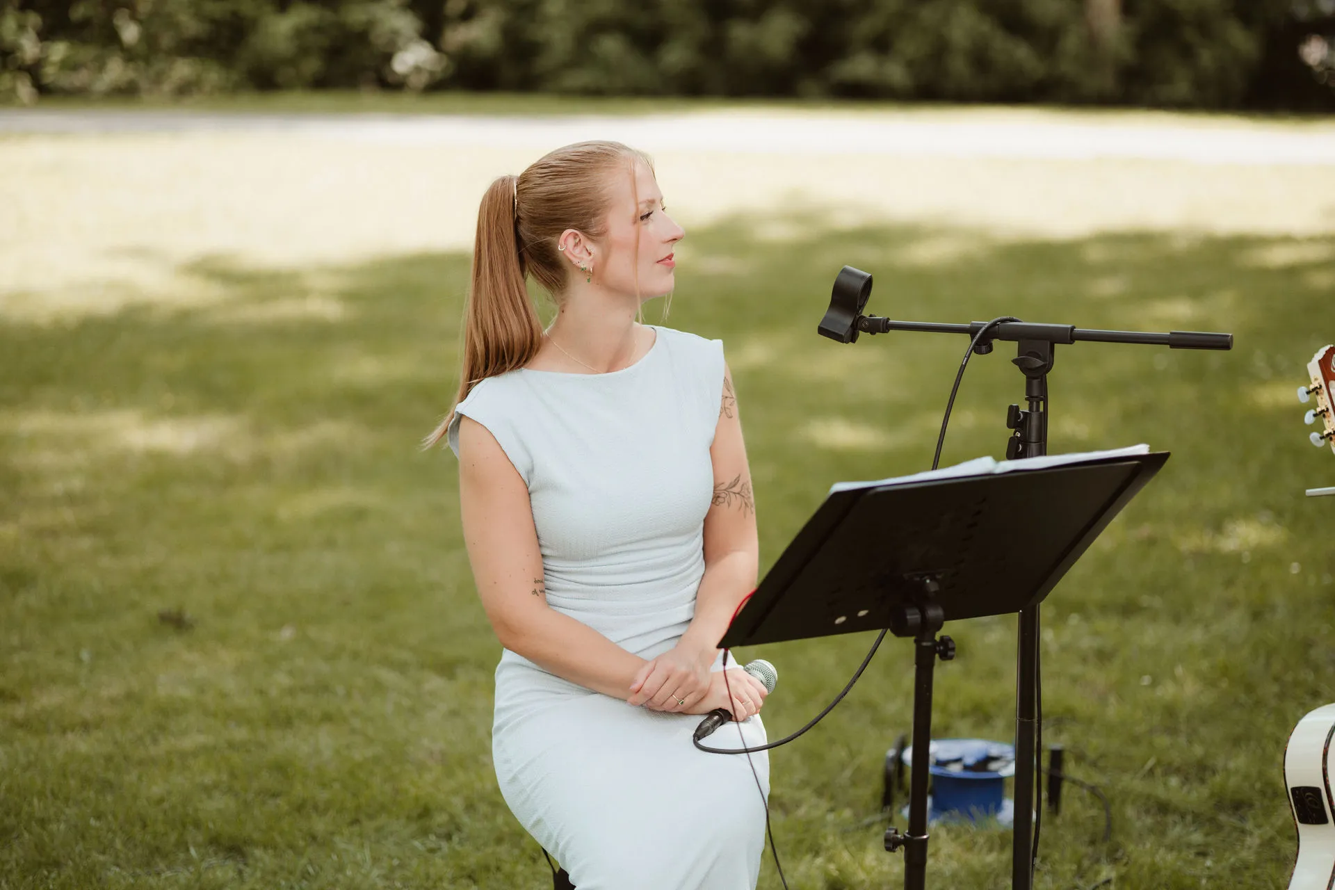 Jasmin Nell singt bei einer freien Trauung