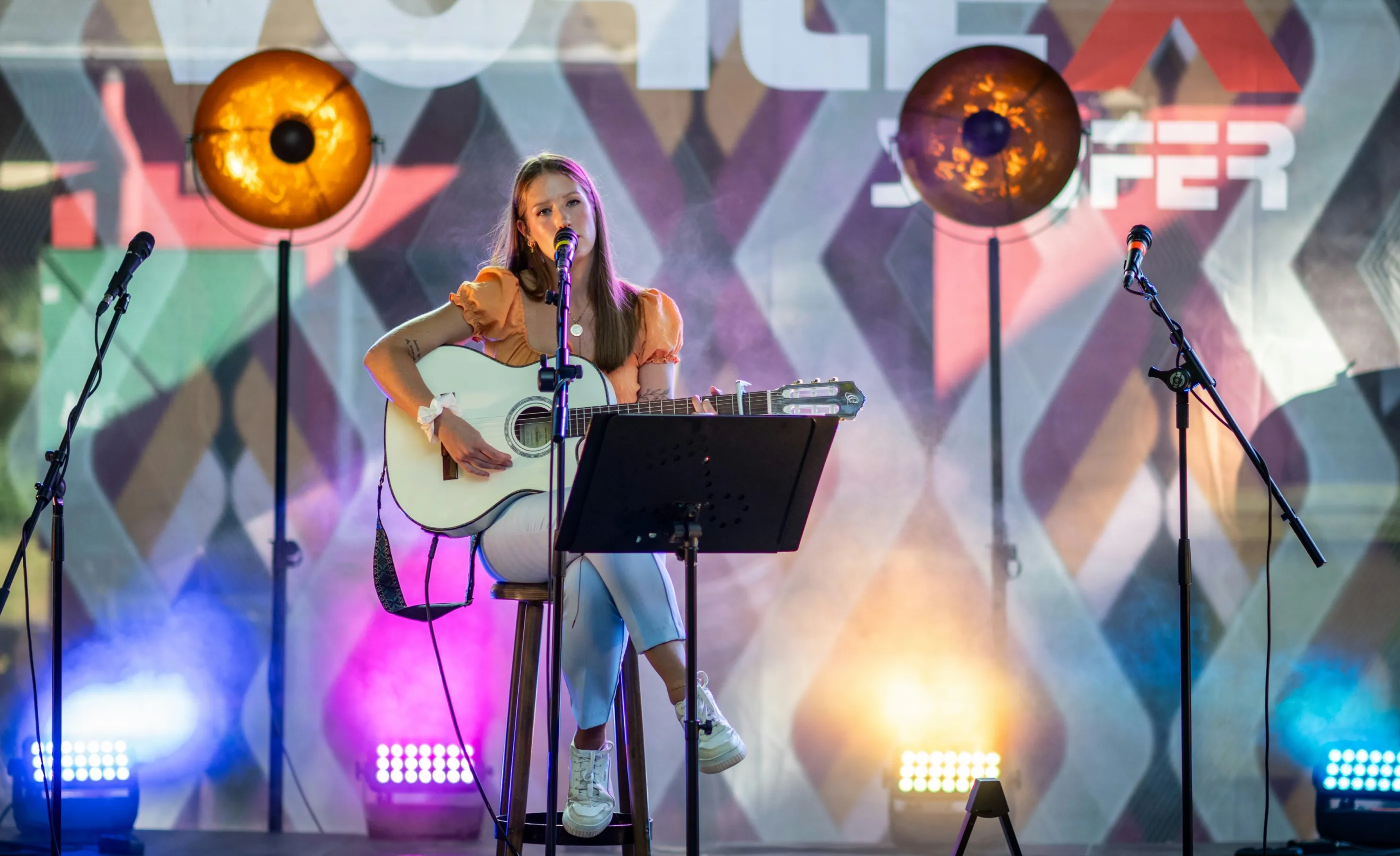 Jasmin Nell mit Gitarre auf der Bühne
